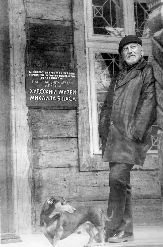 Mykhailo Bilas avec son chien devant le musée de Mykhailo Bilas, le ville de Truskavets1992Photo cmCollections privées